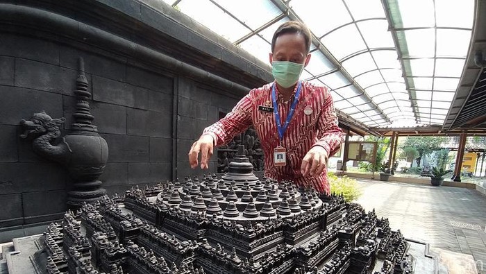 Mura Aristina Mura Aristina, tukang sapu jadi pemandu tamu VVIP Candi Borobudur