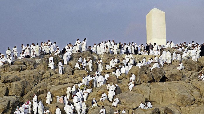 Musim Haji JEBEL AL-NOOR, SAUDI ARABIA - JANUARY 16: A Muslim Pilgrim girl prays on Jebel al-Noor, or Mount of Light, 6 kms from Mecca where they will visit Ghar Heera, or Heera cave January 16, 2005 as part of annual Hajj in Jebel al-Noor, Saudi Arabia. Around two million Muslim pilgrims from around the world are expected to converge on the city of Mecca for the holy Muslim day of Al-Hajj or Bilgirame Day. (Photo by Abid Katib/Getty Images)