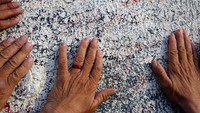 Tangan-tanagn di Jabal Rahmah, Jabal Rahmah sendiri adalah sebuah monumen yang mengingatkan ketika Nabi Adam dan Hawa bertemu setelah 200-300 tahun terpisah. 
