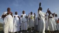 Peziarah Muslim berdoa setelah mereka melemparkan batu ke pilar yang melambangkan setan (lempar jumrah) di Mina di luar Mekah, Arab Saudi.