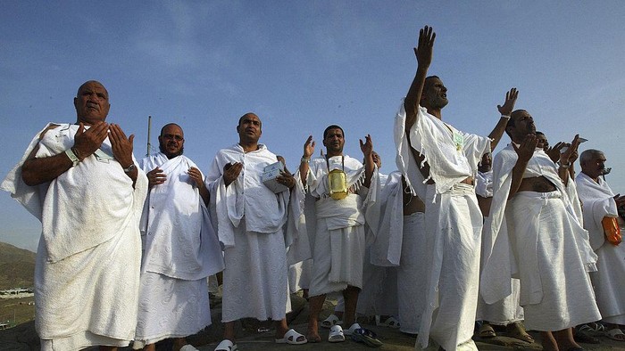 Musim Haji JEBEL AL-NOOR, SAUDI ARABIA - JANUARY 16: A Muslim Pilgrim girl prays on Jebel al-Noor, or Mount of Light, 6 kms from Mecca where they will visit Ghar Heera, or Heera cave January 16, 2005 as part of annual Hajj in Jebel al-Noor, Saudi Arabia. Around two million Muslim pilgrims from around the world are expected to converge on the city of Mecca for the holy Muslim day of Al-Hajj or Bilgirame Day. (Photo by Abid Katib/Getty Images)