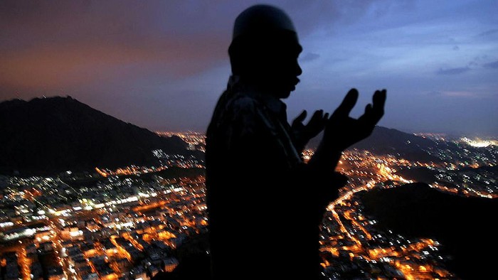Musim Haji JEBEL AL-NOOR, SAUDI ARABIA - JANUARY 16: A Muslim Pilgrim girl prays on Jebel al-Noor, or Mount of Light, 6 kms from Mecca where they will visit Ghar Heera, or Heera cave January 16, 2005 as part of annual Hajj in Jebel al-Noor, Saudi Arabia. Around two million Muslim pilgrims from around the world are expected to converge on the city of Mecca for the holy Muslim day of Al-Hajj or Bilgirame Day. (Photo by Abid Katib/Getty Images)