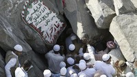 Peziarah Muslim mencoba memasuki gua Heera di atas Jebel al-Noor, di mana Nabi Muhammad menerima wahyu kitab suci Alquran.