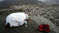 Seorang peziarah Muslim berdoa saat ia berada di puncak Jabal Rahmah