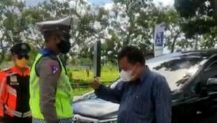 Anggota DPRD NTB dari Fraksi PAN Najamuddin Mustafa terlibat cekcok dengan petugas pos penyekatan di Mataram, Kamis (15/7/2021).
