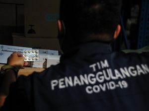 TNI Bantu Kirim Paket Obat ke Pasien COVID-19 di Pelosok Desa