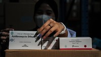 Petugas menyiapkan obat COVID-19 di gudang instalasi farmasi Dinas Kesehatan Kota Bandung, Jawa Barat, Kamis (15/7/2021). 
