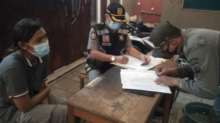 Sebanyak 34 pedagang makanan di Kabupaten Pasuruan terjaring operasi yustisi PPKM Darurat. Di mana 12 di antaranya disidang Tipiring dengan denda hingga Rp 5 juta.