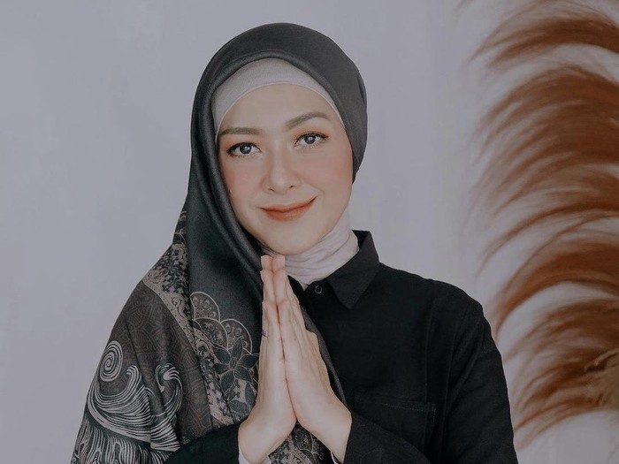 Padu padan gaya hijab ala Richa Iskak untuk hari Raya Idul Adha.