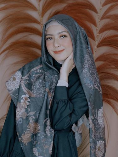 Padu padan gaya hijab ala Richa Iskak untuk hari Raya Idul Adha.