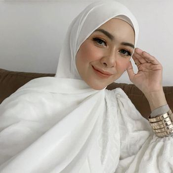 Padu padan gaya hijab ala Richa Iskak untuk hari Raya Idul Adha.