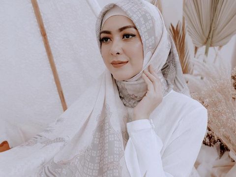 Padu padan gaya hijab ala Richa Iskak untuk hari Raya Idul Adha.