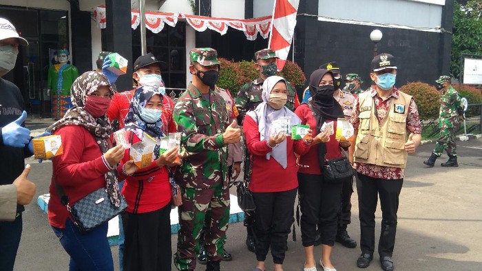 Pangdam Jaya Mayjen TNI Mulyo Aji  membagikan paket obat COVID-19 untuk warga isolasi mandiri (isoman)