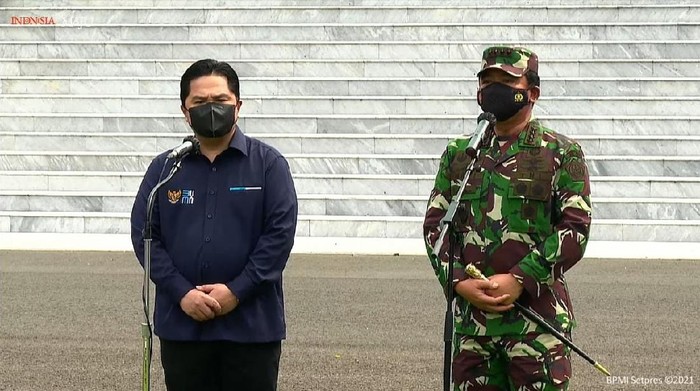Panglima TNI Marsekal Hadi Tjahjanto (kanan) dalam jumpa pers