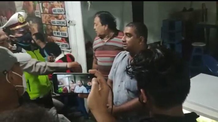 Pedagang cekcok dengan petugas di Medan (Tangkapan layar)