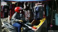 Berbagai cara  dilakukan oleh para pedagang kecil untuk bertahan selama PPKM Darurat. Pembeli yang biasanya ramai kini sepi. Hanya terlihat beberapa pembeli di salah satu gerobak pedagang.