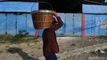 PKL di Bekasi Bertahan di Tengah PPKM Darurat