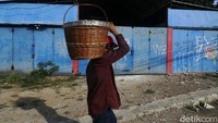 Pedagang mencoba berjualan dengan berkeliling dengan harapan ada warga yang membeli.