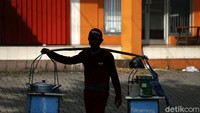 Pedagang berkeliling di kawasan pertokoan yang sepi oleh pengunjung di kawasan Bekasi, Jawa Barat, Kamis (15/7/2021).