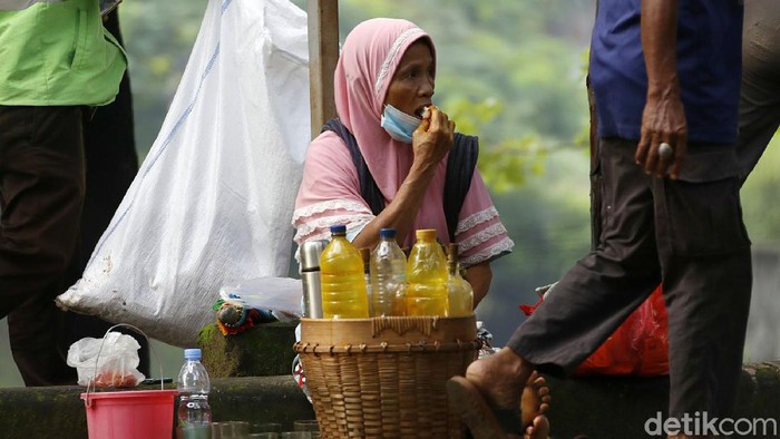Melonjaknya kasus virus Corona dan pemberlakukan PPKM Darutat berdampak pada pedagang kecil di Bekasi. Meski penghasilan menurun, mereka mencoba tetap bertahan.