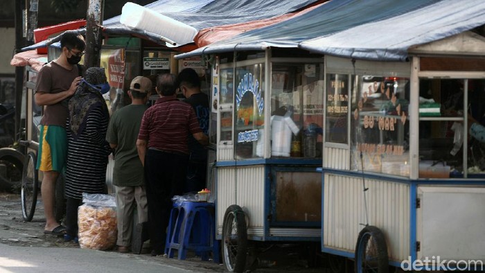 Melonjaknya kasus virus Corona dan pemberlakukan PPKM Darutat berdampak pada pedagang kecil di Bekasi. Meski penghasilan menurun, mereka mencoba tetap bertahan.