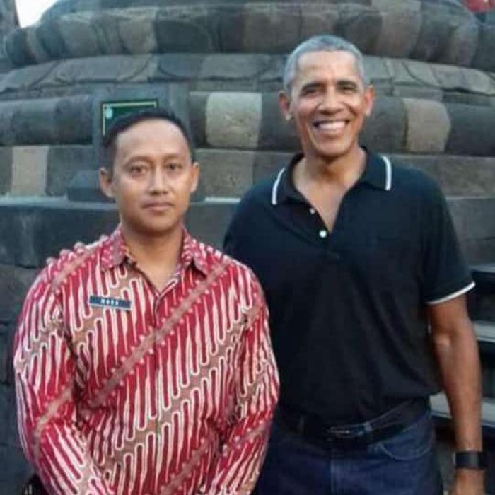 Pemandu wisata Candi Borobudur Mura Aristina saat mendampingi Barack Obama