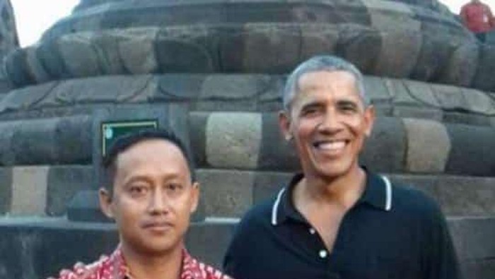 Pemandu wisata Candi Borobudur Mura Aristina saat mendampingi Barack Obama