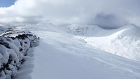 Bayangkan, para Fell Top Assesor tetap harus mendaki meski dalam angin kencang, kondisi white-out dengan jarak pandang nyaris 0 meter, suhu puncak mencapai -7C ditambah angin kutub hingga menjadi -23C.