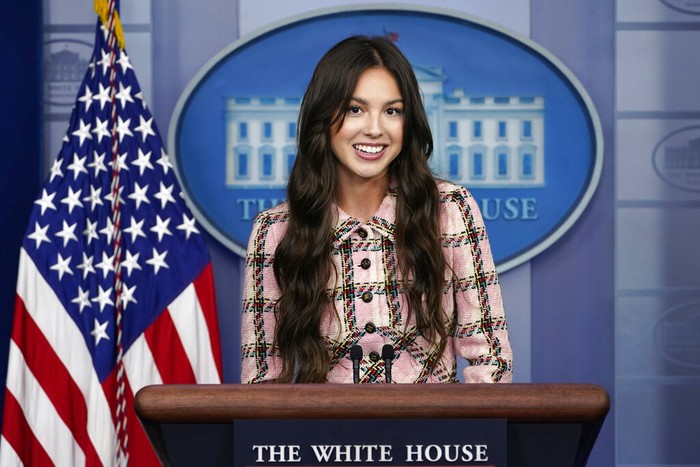 Penyanyi Olivia Rodrigo di Gedung Putih Teen pop star Olivia Rodrigo speaks at the beginning of the daily briefing at the White House in Washington, Wednesday, July 14, 2021. Rodrigo is at the White House to film a vaccination video. (AP Photo/Susan Walsh)