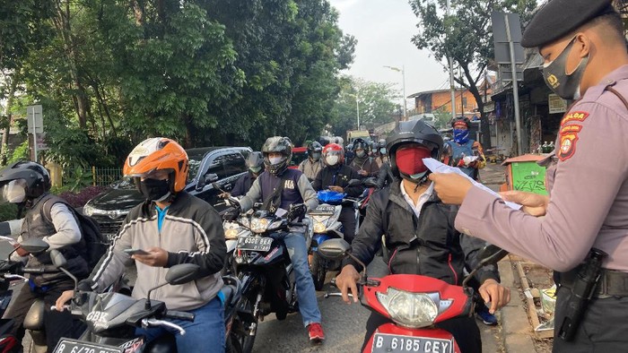 Penyekatan di Jalan Lenteng Agung Jakarta Selatan.