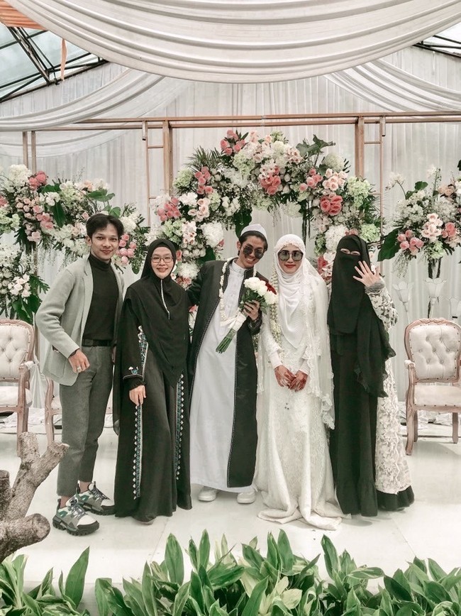 Wolipop sudah berbincang dengan Adela Surya Pertiwi yang telah mengunggah momen tersebut di akun TikToknya. Ia mengatakan jika acara pernikahan Ustaz Agam tersebut digelar pada Selasa (13/7/2021) di kediaman Aisyah di Pesantren Tahfidz Quran Mataqu, Cipendawa, Megamendung, Puncah, Bogor, Jawa Barat. Foto: Dok. pribadi Adel