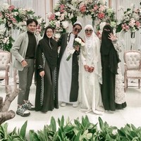 Wolipop sudah berbincang dengan Adela Surya Pertiwi yang telah mengunggah momen tersebut di akun TikToknya. Ia mengatakan jika acara pernikahan Ustaz Agam tersebut digelar pada Selasa (13/7/2021) di kediaman Aisyah di Pesantren Tahfidz Quran Mataqu, Cipendawa, Megamendung, Puncah, Bogor, Jawa Barat. Foto: Dok. pribadi Adel