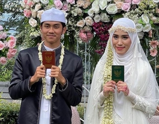 Ustaz muda Agam Fachrul populer di kalangan anak muda khususnya pengguna YouTube dan Instagram. Dan baru-baru ini momen pernikahan sang ustaz dengan wanita bernama Aisyah Al Muthiah pun jadi atensi alias viral di TikTok. Pasalnya Aisyah terlihat malu-malu saat hendak mencium tangan Ustaz Agam. Foto: Dok. pribadi @adelasuryapertiwi.