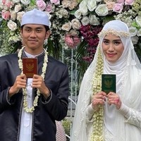 Ustaz muda Agam Fachrul populer di kalangan anak muda khususnya pengguna YouTube dan Instagram. Dan baru-baru ini momen pernikahan sang ustaz dengan wanita bernama Aisyah Al Muthiah pun jadi atensi alias viral di TikTok. Pasalnya Aisyah terlihat malu-malu saat hendak mencium tangan Ustaz Agam. Foto: Dok. pribadi @adelasuryapertiwi.