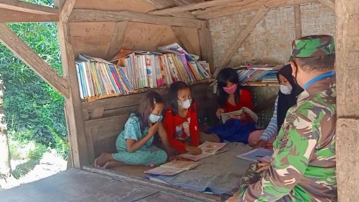 Personel Kodim 0608 Cianjur membangun saung belajar untuk cegah anak kecanduan gawai