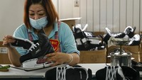 Meski begitu angka ini merupakan penurunan signifikan dari lonjakan 18,3% dalam tiga bulan pertama. AP Photo/Andy Wong.