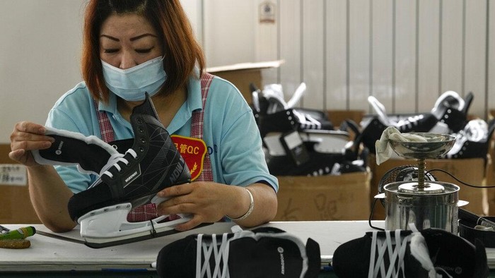 Pertumbuhan ekonomi China melambat pada kuartal II 2021. Biro Statistik Nasional mencatat pertumbuhan produk domestik bruto China pada periode April hingga Juni sebesar 7,9 persen.