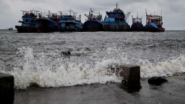 Rata-rata permukaan laut global naik sebesar 3,3 milimeter per tahun. Sudah begitu, hujan semakin intens dengan atmosfer yang makin memanas. Pradita Utama/detikcom. Rata-rata permukaan laut global naik sebesar 3,3 milimeter per tahun. Sudah begitu, hujan semakin intens dengan atmosfer yang makin memanas. Pradita Utama/detikcom.