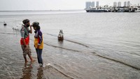 Itu ditambah dengan penyedotan air tanah tanpa ampun dengan pompa air. Data menunjukkan, sekitar 40 persen luas tanah Jakarta berada di bawah permukaan laut saat ini. Pradita Utama/detikcom.