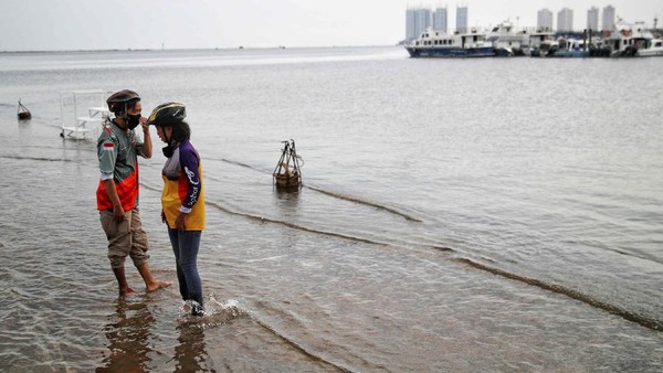 Itu ditambah dengan penyedotan air tanah tanpa ampun dengan pompa air. Data menunjukkan, sekitar 40 persen luas tanah Jakarta berada di bawah permukaan laut saat ini. Pradita Utama/detikcom. Itu ditambah dengan penyedotan air tanah tanpa ampun dengan pompa air. Data menunjukkan, sekitar 40 persen luas tanah Jakarta berada di bawah permukaan laut saat ini. Pradita Utama/detikcom.