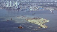 NASA menunjukkan data bahwa sejak dulu Jakarta menjadi langganan banjir. Sejak tahun 1990, banjir besar di Jakarta rutin terjadi dalam beberapa tahun. Bentang alam di dataran rendah dan adanya sungai besar yang boleh dibilang selalu meluap kala banjir, Jakarta menjadi sangat akrab dengan banjir. Pool/Birosetpres/Agus Suparto.