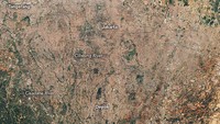 Dari foto landsat itu, bisa dilihat adanya hilangnya hutan dan vegetasi di sepanjang Sungai Ciliwung dan Cisadane. Area itu beralih menjadi pemukiman. Setelah tidak ada vegetasi dan hutan setelah menjadi pemukiman, luapan kedua sungai itu pun tidak lagi memiliki area penyerapan. Area itu kemudian justru berkontribusi terhadap limpasan dan banjir bandang. Dok. NASA