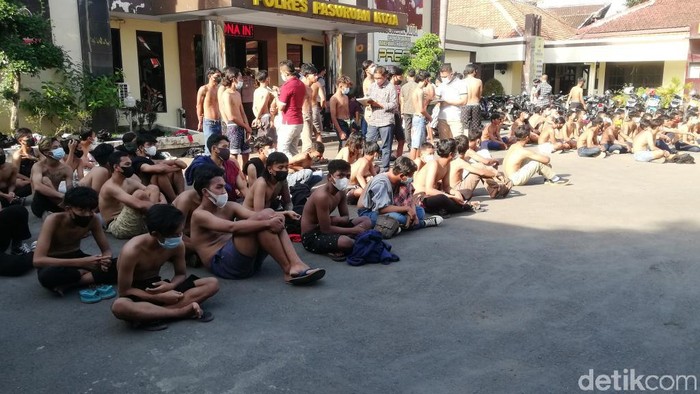 Ratusan remaja diduga termakan seruan di medsos soal aksi tolak PPKM Darurat, sehingga bikin onar di Kota Pasuruan. Polisi tengah mencari provokatornya.