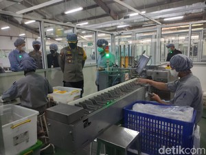 Polisi Kunjungi Perusahaan Farmasi di Sidoarjo, Cek Ketersediaan Obat COVID-19