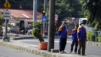 Mereka juga tak memasang tarif tetap terhadap jasa mengangkut barang milik penumpang. Hal ini tentunya membuat pendapatan para porter semakin memprihatinkan. Mereka rela berpanas-panasan demi mencari nafkah untuk keluarga.