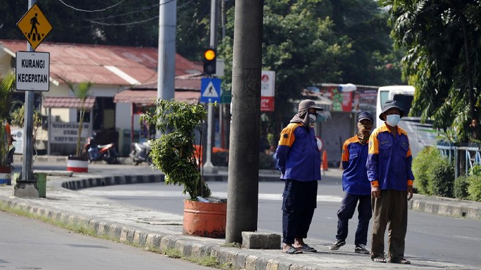 Terminal Kampung Rambutan mengalami penurunan jumlah penumpang saat pemberlakuan PPKM Darurat. Penurunan itu berpengaruh terhadap nasib porter di terminal tersebut.