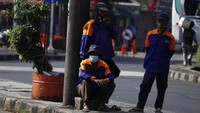 Para porter menawarkan diri membantu membawakan barang-barang berat milik para penumpang bus.