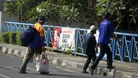 Saat ini pendapatan mereka sangat minim akibat sepinya penumpang. Akibat PPKM Darurat, per harinya penumpang bus semakin dibatasi di Terminal Kampung Rambutan. 