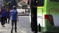 PPKM Darurat yang membatasi perjalanan antarkota di Pulau Jawa sangat berpengaruh kepada nasib para porter atau jasa pembawa barang di Terminal Kampung Rambutan.