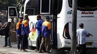 Para porter atau jasa pembawa barang menunggu kedatangan bus AKAP di Terminal Kampung Rambutan, Jakarta Timur, Kamis (15/7/2021).